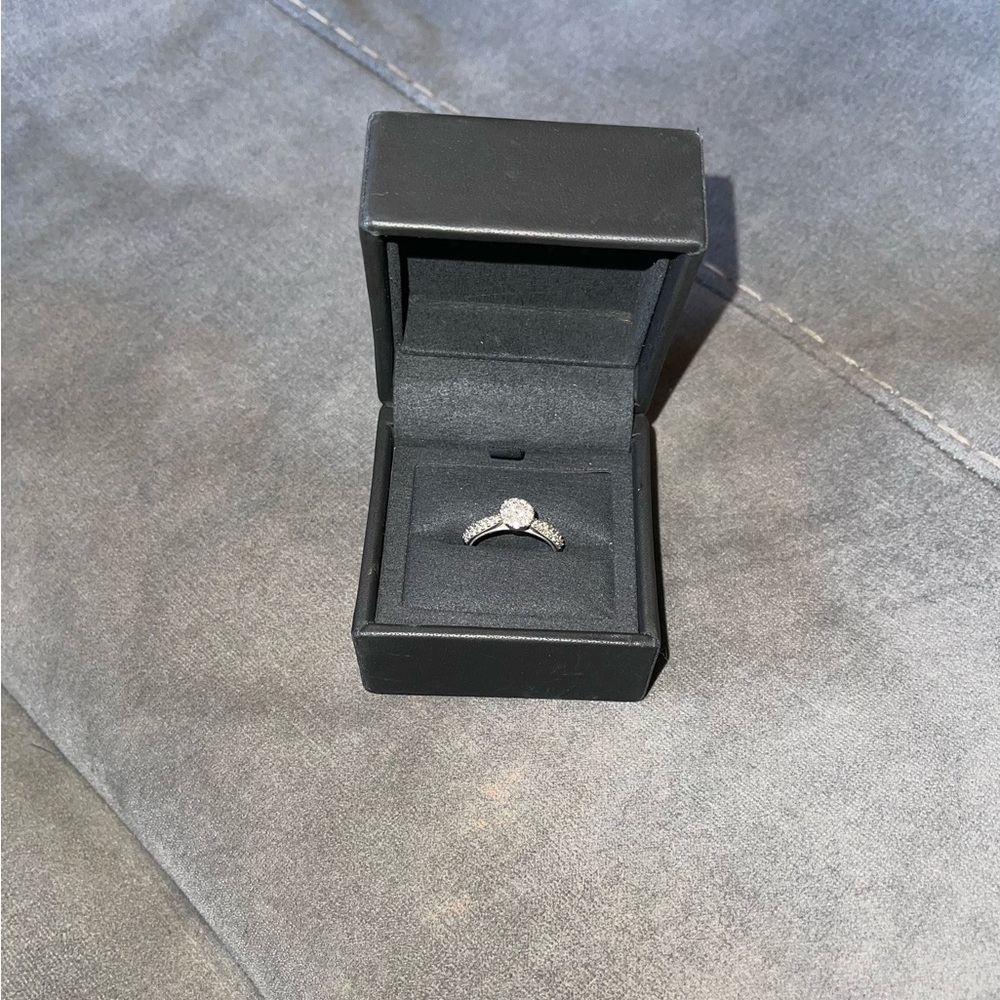 Whit Gold 14K it’s an engagement ring